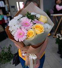 Букет цветов из:  Герберы, Розы и Хризантемы в Лесозаводске